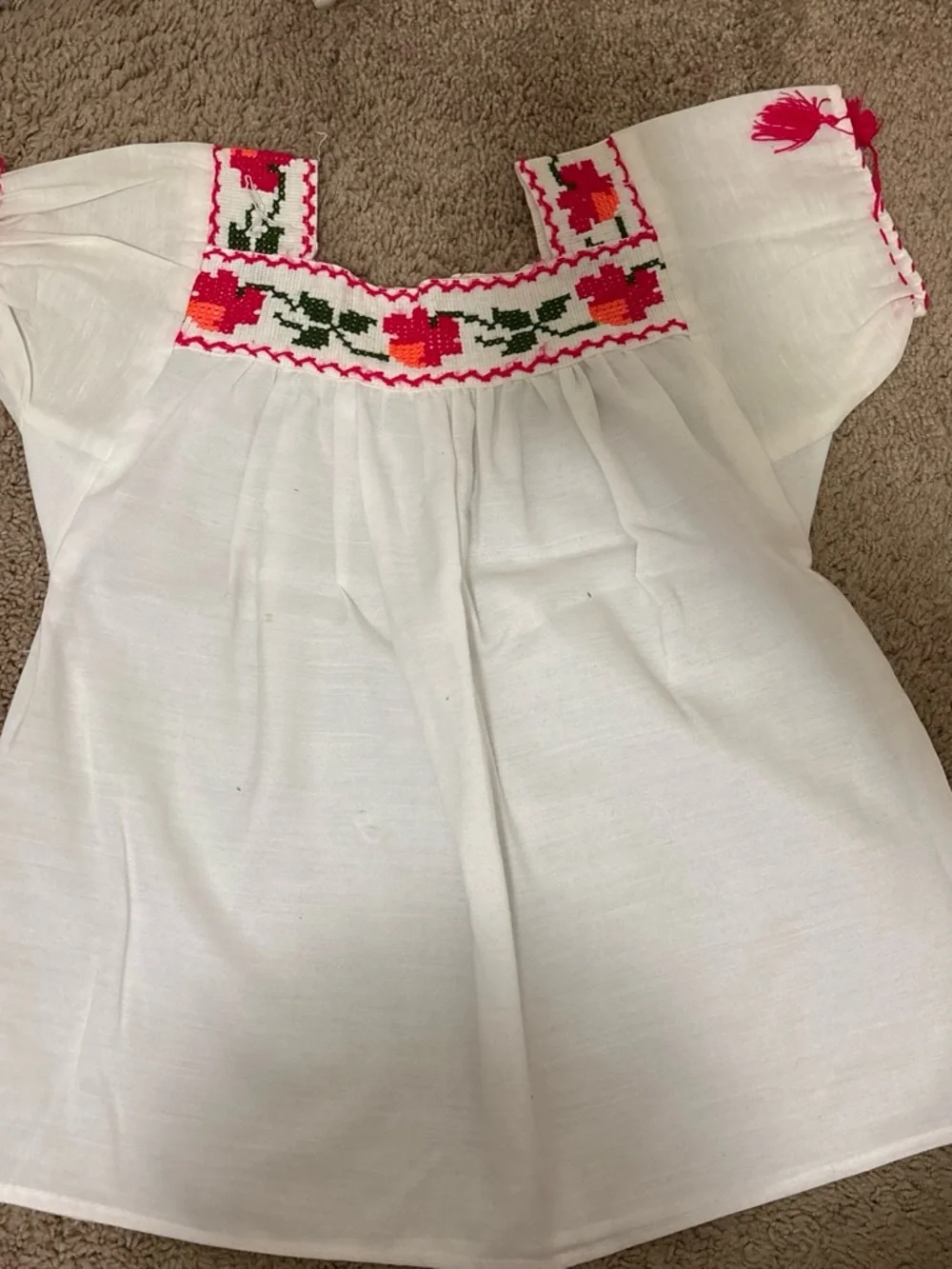 Mexican White blouse with geometric embroidery on the neckline #embroidered